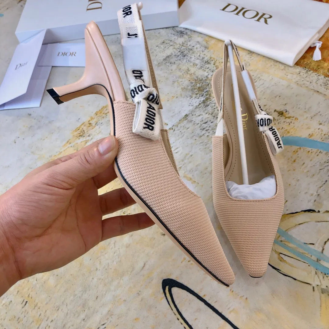 👟👟Ex-factory price👟👟Ex-factory price 480👟👟 Brand: Dior #30 Montaigne#Houndstooth Commemorative Edition Limited Sale! Mr. Dior's first store in Paris, No. 30 Avenue Montaigne, in order to commemorate this legendary mansion, created the 30 montaigne series💓Using original custom-made webbing, the quality is one-to-one that beats the ordinary webbing on the market, confessing to being ordinary! J'ADIOR 19Ss spring and summer series mesh bow sandals. The original version was purchased and developed for HK$19,600. The latest catwalk model on the official website has been worn by many celebrities and Internet celebrities. This summer, I finally have a pair of shoes that can be used on important occasions. The fresh style has a bit of nobility and presents you with the perfect original quality. Regardless of the materials of various accessories, they are all customized one-to-one and strive to be zero distance from the genuine ones. ▪ Upper: houndstooth ▪ Inner foot pads: original imported sheepskin ▪ Sole: original genuine leather outsole imported from Italy with five-pointed stars. After multiple processes Made with unparalleled exquisite craftsmanship. (Original packaging from top counters) ▪Number of yards: 34-41 (34.41 custom-made, non-returnable) ▪Heel height: [Flat bottom. Medium heel 6.5cm. High heel 9.5cm]